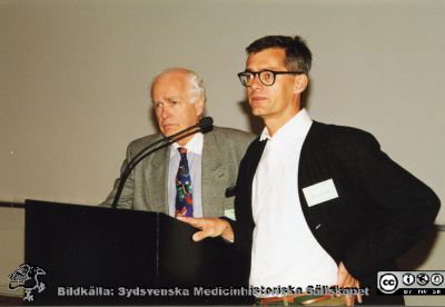 Ingemar Ihse och Johan von Schreeb
Regiondag på Kulturen i Lund 970524. Ingemar Ihse och katastrofkirurgen Johan von Schreeb i talarstolen på Kulturen i Lund. Foto.
Nyckelord: Lasarettet;Lund;Universitetssjukhuset;USiL;Kirurgiska;Kliniken;Konferens;Möte;Regiondag