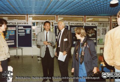 European Pancreatic Club 1991
Pärm Foton diverse kir klin Lund. Professor Felix Mitelman (med ett diabildsmagain i händerns) och professor Ingemar Ihse i foajen vid aulan på Lasarettet i Lund. Foto. Monterat.
Nyckelord: Lasarettet;Lund;Universitetssjukhuset;USiL;Kirurgiska;Kliniken;Konferens;Möte