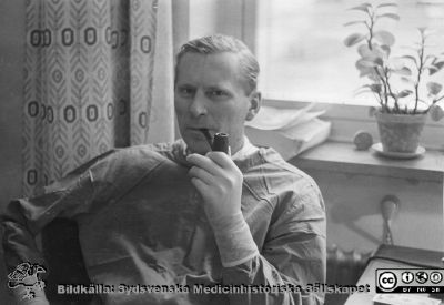 Alfred Skov-Jensen
Kir. Klin. Lund. Philip Sandbloms album, sammanställt 1970. Alfred Skov-Jensen, avdelningsläkare på kirurgiska kliniken i Lund. Foto. Monterat.
Nyckelord: Lasarettet;Lund;Universitetssjukhuset;USiL;Kirurgiska;Kliniken