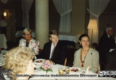 Stig Bengmark-symposium 940525
Middag i universitetets pelarsal.Ulla Hedner närmast kameran. På bortre bordssidan från vänster NN2, docent Bengt Jeppsson, Marianne Trenk Bengmarki. Från originalfoto
Nyckelord: Lasarettet;Lund;Universitetssjukhuset;USiL;Kirurgiska;Kliniken;Fest;Symposium;Möte