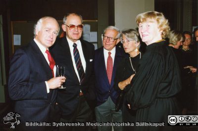 Philip Sandblom-symposium 1993 i Lund
Mingel i Universitetets aula inför symposiebankett i Pelarsalen. Professor Ingemar Ihse (kirurg), professor David Ingvar (klinisk neurofysiolog), överläkare docent Sten Cronqvist (röntgendiagnostik), Monica Cronqvist, Elisabet Ingvar. Foto
Nyckelord: Lasarettet;Lund;Universitetssjukhuset;USiL;Kirurgiska;Kliniken;Symposium;Möte;Fest;Bankett