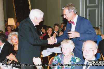 Philip Sandblom-symposium 1993 i LUnd
Professor Philip Sandblom hälsar på professor Bengt I. Lindskog, kirurg och professor i medicinens historia i Köpenhamn. Till vänster om Philip Sandblom sitter Margareta Ihse. Mellan Sandblom och Lindskog skymtar i bakgrunden Catharina Pramner Radner och kirurgen Bengt Jeppsson. Foto.
Nyckelord: Lasarettet;Lund;Universitetssjukhuset;USiL;Kirurgiska;Kliniken;Symposium;Möte;Fest;Bankett