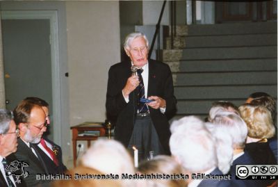 Philip Sandblom-symposium 1993 i Lund
 Professor Philip Sandblom håller tal, kanske för att överräcka något. Foto.
Nyckelord: Lasarettet;Lund;Universitetssjukhuset;USiL;Kirurgiska;Kliniken;Symposium;Möte;Fest;Bankett