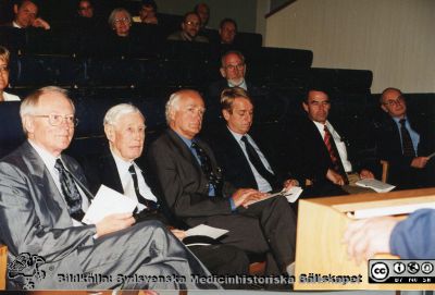 Regiondag på Kulturen i Lund 970524
Från vänster professorerna Sten Tibblin, Philip Sandblom och Ingemar Ihse m fl. Troligen administratören Hans Uno Nordén näst längst till höger på första raden. Foto.
Nyckelord: Lasarettet;Lund;Universitetssjukhuset;USiL;Kirurgiska;Kliniken;Symposium;Möte