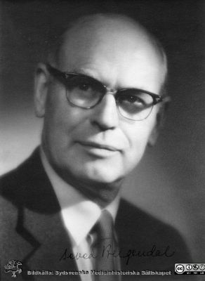 Seved Bergendal, disputerad på kirurgiska kliniken i Lund 1937
Disputationsfoton, kirurgiska kliniken i Lund. Pärm nr 1. Seved Bergendal, disputerad 1937. Överläkare på lasarettet i Helsingborg och styresman där. Originalfoto.
Nyckelord: Lasarettet;Lund;Universitetssjukhuset;USiL;Kirurgiska;Kliniken;Disputation