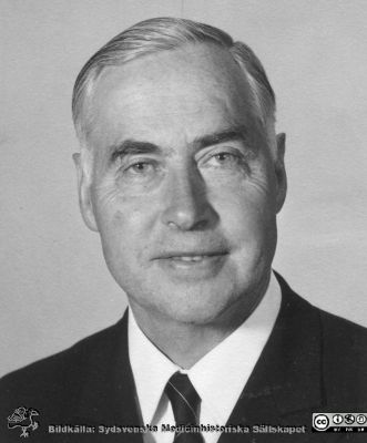 Kirurgen Erik "Nilla" Nilsson
Disputationsfoton, kirurgiska kliniken i Lund. Pärm nr 1. Eric "Nilla" Nilsson, disputerad 1951 Så småningsom anestesiolog och professori Lund. Originalfoto.
Nyckelord: Lasarettet;Lund;Universitetssjukhuset;USiL;Kirurgiska;Kliniken;Disputation