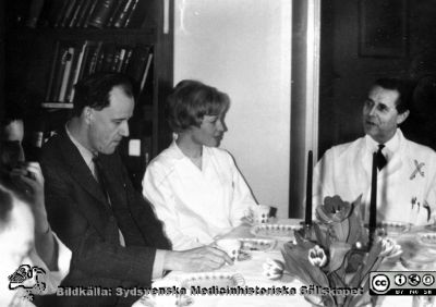 Kaffepaus i biblioteket på hudkliniken i Lund på 1960-talet
Ur yrkesdermatologen Sigfrid Fregerts bildsamling från hud- och könskliniken i Lund och från yrkesdermatologiska avdelningen i Lund.  Docent Sigfrid Fregert i mörk kavaj. Professor Gösta Hagerman vid bordets kortända. Okänd lab.-ass. dem emellan. Foto.
Nyckelord: Lasarettet;Lund;Universitetssjukhuset;USiL;Hud- och könsklinik;Dermatologisk;Venerologisk;Yrkesmedicinsk