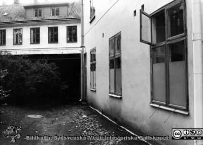 Östra delen av hudklinikens fasad mot norr med planket mot Sandgatan i slutet på 1960-talet
Ur yrkesdermatologen Sigfrid Fregerts bildsamling från hud- och könskliniken i Lund och från yrkesdermatologin i Lund. Foto i slutet på 1960-talet. Foto.
Nyckelord: Lasarettet;Lund;Universitetssjukhuset;USiL;Hud- och könsklinik;Dermatologisk;Venerologisk