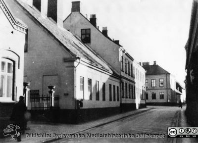 Vy österut på Paradisgatan vid dåvarande hudkliniken, troligen på 1960-talet
Ur yrkesdermatologen Sigfrid Fregerts bildsamling från hud- och könskliniken i Lund och från yrkesdermatologin i Lund. Vy österut på Paradisgatan vid dåvarande hudkliniken, troligen på 1960-talet. Längst till vänster en av annexflyglarna till patologiska institutionen. Det låga huset öster om järngrindarna är en gammal ekonomibyggnad. Foto.
Nyckelord: Lasarettet;Lund;Universitetssjukhuset;USiL;Hud- och könsklinik;Dermatologisk;Venerologisk;Avdelning