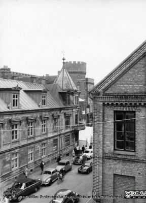 Utsikt från hudklinikens vindsfönster mot "Palais d'Ask" och AF-borgen på 1960-talet
Ur yrkesdermatologen Sigfrid Fregerts bildsamling från hud- och könskliniken i Lund och från yrkesdermatologin i Lund. Något evenemang är tydligen på gång. Samma fototillfälle som bilderna SMHS_LA2016-369 och SMHS_LA2016-376. Foto troligen av sjukhusfotografen Ragnar Mårtensson.
Nyckelord: Lasarettet;Lund;Universitetssjukhuset;USiL;Hud- och könsklinik;Dermatologisk;Venerologisk;Avdelning