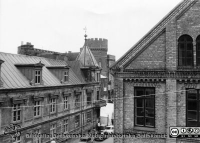 Utsikt från hudklinikens vindsfönster mot "Palais d'Ask" och AF-borgen på 1960-talet. 
Ur yrkesdermatologen Sigfrid Fregerts bildsamling från hud- och könskliniken i Lund och från yrkesdermatologiska avdelningen i Lund. Utsikt från hudklinikens vindsfönster mot "Palais d'Ask" och AF-borgen på 1960-talet. Något evenemang är tydligen på gång. Samma fototillfälle som bilderna SMHS_LA2016-318 och SMHS_LA2016-369. Från originalfoto.
Nyckelord: Lasarettet;Lund;Universitetssjukhuset;USiL;Hud- och könsklinik;Hud;Klinik;Dermatologisk;Venerologisk;Avdelning
