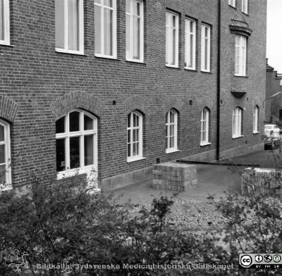 Västra delen av nordfasaden på nya Hudhuset i början på 1970-talet
Ur yrkesdermatologen Sigfrid Fregerts bildsamling från hud- och könskliniken i Lund och från yrkesdermatologiska avdelningen i Lund. Västra delen av nordfasaden på nya Hudhuset i början på 1970-talet. Det ursprungliga professorsrummet på medicinkliniken låg innanför det lätt utskjutande fönstret. Från originalfoto.
Nyckelord: Lasarettet;Lund;Universitetssjukhuset;USiL;Hud- och könsklinik;Hud;Klinik;Dermatologisk;Venerologisk;Avdelning