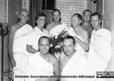 En glatt bastubadande samling läkare 1971
Ur yrkesdermatologen Sigfrid Fregerts bildsamling från hud- och könskliniken i Lund och från yrkesdermatologiska avdelningen i Lund. Samma bild som SMHS14408. Röntgenologen Olle Norman, baderskan fru Andersson, öronläkaren Anders Biörklund (sittande), hudläkaren Sigfrid Fregert, kirurgen Inge Dahn (sittande), hudläkaren Hans Rorsman, thoraxkirurgen Ollde Dahlbäck och öronläkaren Kaj Lundgren. Foto den 30 sept 1971; rimligen i samband med att badhuset snart skulle stängas och rivas. Från originalfoto.
Nyckelord: Lasarettet;Lund;Universitetssjukhuset;USiL;Bad;Avdelning;Bastu