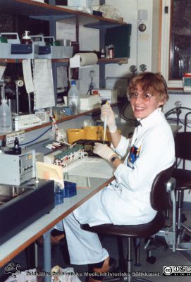 Avdelningen för klinisk kemi i Lund på 1990-talet. Mariana Andersson, i grupp 2
Bilder från Boel Ohlsson 1900-talets halva 2, avdelningen för klinisk kemi i Lund, foto nära 1984.	Mariana Andersson, i grupp 2
Nyckelord: Lasarettet;Lund;Universitetssjukhuset;USiL;Avdelningen;Klinisk;Kemi;Laboratorium