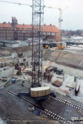  F-blocket byggs 1984-1985, sett från avdelningen för klinisk kemi
Bilder från Boel Ohlsson 1900-talets halva 2, avdelningen för klinisk kemi i Lund. F-blocket byggs 1984-1985,
Nyckelord: Lasarettet;Lund;Universitetssjukhuset;USiL;Klinisk;Kemi;Avdelningen;Laboratoium