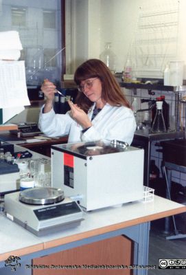 Avdelningen för klinisk kemi i Lund på 1980-talet. Gertrud Persson, Farmlab.
Från Boel Ohlsson 2016, Klin.kem. lab.  Lund, foto nära 1984. 	Gertrud Persson, Farmlab.
Nyckelord: Laboratorium;Lasarettet;Lund;Universitetssjukhuset;USiL;Klinisk;Kliniskt;Kemiska;Avdelningen