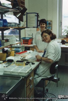 Avdelningen för klinisk kemi i Lund på 1980-talet. Lotta Roos (sittande), Maj-Lis Olsson. 
Från Boel Ohlsson 2016, Klin.kem. lab.  Lund, foto nära 1984. Lotta Roos(sittande), Maj-Lis Olsson
Nyckelord: Laboratorium;Lasarettet;Lund;Universitetssjukhuset;USiL;Klinisk;Kliniskt;Kemiska;Avdelningen