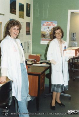 Avdelningen för klinisk kemi i Lund på 1980-talet. Maria Lundgren och Inga-Lill NN
Från Boel Ohlsson 2016, Klin.kem. lab.  Lund, foto nära 1984. Maria Lundgren och Inga-Lill
Nyckelord: Laboratorium;Lasarettet;Lund;Universitetssjukhuset;USiL;Klinisk;Kliniskt;Kemiska;Avdelningen
