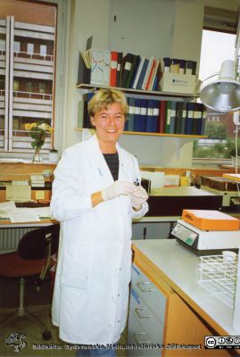 Avdelningen för klinisk kemi i Lund, Oidentifierad kvinna.
Från Boel Ohlsson 2016, Klin.kem. lab, foto nära 1984.  Lund. 	Bilder från lab. Okänd kvinna.
Nyckelord: Laboratorium;Lasarettet;Lund;Universitetssjukhuset;USiL;Klinisk;Kliniskt;Kemiska;Avdelningen