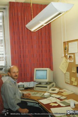 Från Boel Ohlsson 2016, Klin.kem. lab.  Lund, foto nära 1984. 	Bilder från lab. Troligen en datortekniker.
Nyckelord: Laboratorium;Lasarettet;Lund;Universitetssjukhuset;USiL;Klinisk;Kliniskt;Kemiska;Avdelningen