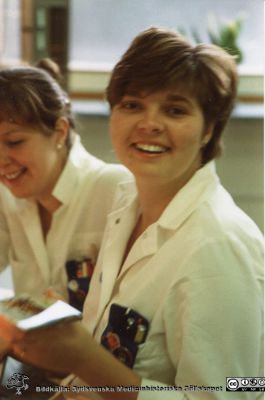 Avdelningen för klinisk kemi i Lund. Hanna Pettersson Wallin närmast, Helen Karlsson bortom
Från Boel Ohlsson 2016, Klin.kem. lab.  Lund, tidigt 1990-tal. Hanna Pettersson Wallin närmast, Helen Karlsson bortom.
Nyckelord: Lasarettet;Lund;Universitetssjukhuset;USiL;Klinisk;Kliniskt;Kemiska;Avdelningen