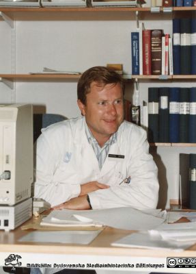 Avdelningen för klinisk kemi i Lund. Professor Anders Grubb.
Från Boel Ohlsson 2016, Klin.kem. lab.  Lund 1990-talets början. Professor Anders Grubb.
Nyckelord: Laboratorium;Lasarettet;Lund;Universitetssjukhuset;USiL;Klinisk;Kliniskt;Kemiska;Avdelningen