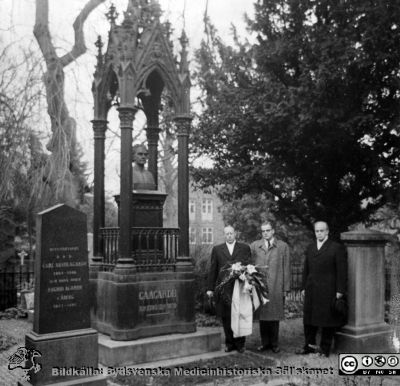 Akademiska Föreningens 125-årsdag  1/12 1955
AF:s ordförande, professor K.G. Ljunggren inför nedläggningen av AF:s krans  på C.A. Agardhs grav på Östra kyrkogården i Lund. Närmast Ljunggren står Olof Ruin, Studentkårens ordförande 1955. Till höger A.F:s dåvarande kassör, docent Martin Weibull.
Nyckelord: Jubileum;Kransnedläggning;Akademiska Föreningen i Lund;Lunds universitet;Kyrkogård