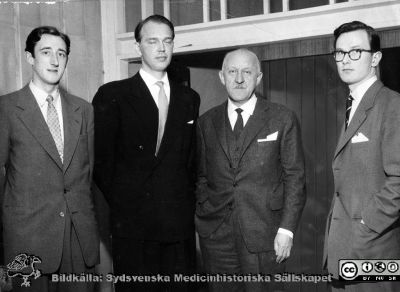 Studentafton  i Lund med nobelpristagaren och islänningen Haldor Kiljan Laxness 7/5 1956.  
Från vänster: vice kårordföranden Sven Holmén, docent Peter Hallberg, Göteborg,  Laxness och studentaftonutskottets förman Daniel Hjort.
Nyckelord: Akademiska Föreningen i Lund;Lunds universitet;Studentafton;Utskott;Nobelpris