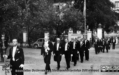 S:t Knutsgillenas 700-årsjubileum 7/9 1956
S:t Knutsgillet i Lund. E.G Cavallin, Lauritz Weibull, Pehr Gamstorp, K.G.Ljunggren, W.Nordström, M.?, ?, ?, Svensson, E. Nilén.
Malmö S:t Knutsgille  J.P ?, G. A. Widell, E. Wehlje, E. Stenmark, T. Bergh
Med flera.
Nyckelord: Jubileum;Gille;S:t Knut;Knutsgillen