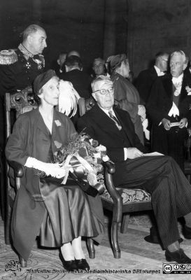 S:t Knutsgillenas 700-årsjubileum 7/9 1956
 H.M. Konungen och hans gemål på plats i domkyrkan i Lund. Bakom drottningen Amtmand P.C. von Stemann, Bornholm. Till höger möjligen f. landshövdingen, f. universitetskanslern mm. Artur Thomson. Bildkälla Akademiska Föreningens arkiv, bilderbok 51. Fotograf okänd.
Nyckelord: Gille;Knutsgille;Högtid;Jubileum