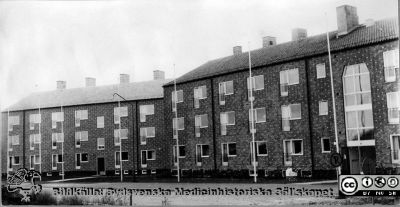 Hallands nations båda nationshus på Thomanders väg i Lund
Det högra invigdes 6 maj 1955. Det vänstra invigdes 28 februari 1959. Bildkälla Akademiska Föreningens arkiv, bilderbok 50, 1955.
Nyckelord: Nationshus;Hallands nation;Lunds universitet