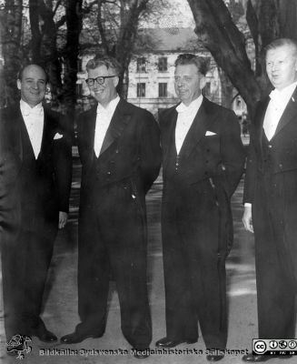 Landshövdingen i Göteborg Per Nyström disputerade 1955
Landshövdingen i Göteborg Per Nyström disputerade. Han är  f.d. redaktör för studenttidningen Lundagård. Hans broder var tredje opponent. Längst still vänster redaktör Kurt Samuelsson. Foto utanför Kungshuset i Lundagård i Lund. Bildkälla AF:s arkiv i Lund, bilderbok 50, 1955.
Nyckelord: Disputation;Lundagård