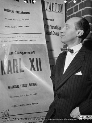 Spexet Karl XII 1/12 1956
Bo Carlsson som spelade huvudrollen i detta lundaspex. Bildkälla Akademiska Föreningens arkiv, bilderbok 51. Foto Faxe, Malmö.
Nyckelord: Lundaspex;Lunds universitet;Akademiska Föreningen i Lund;Affischer