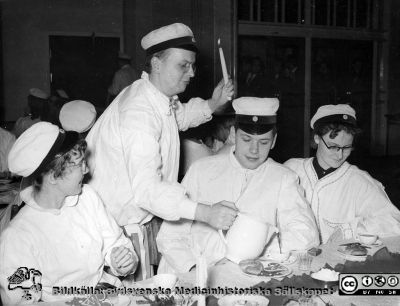 Luciafest 13/12 1956
Luciafest på Akademiska Föreningen i Lund. Mats Olsson, ? Serverar kaffe.
Nyckelord: Lucia;Fest;Akademiska Föreningen i Lund;Lunds universitet;Västsvenska nationerna