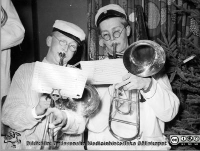 Luciafest 13/12 1956 
Två trombonister underhåller på festen på Akademiska Föreningen.
Nyckelord: Luciafest;Västsvenska nationerna;Akademiska Föreningen i Lund;Lunds universitet