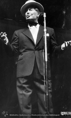 Maurice Chevalier på studentafton 12/2 1958
Chevalier var en välkänd fransk sångare och underhållare. Bildkälla Akademiska Föreningens arkiv, bilderbok 53.
Nyckelord: Akademiska Föreningen i Lund;Lunds universitet