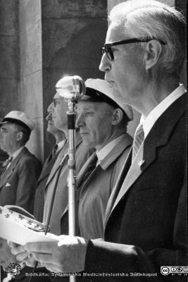 Rektorsuppvaktningen från Akademiska föreningen den 1 maj 1958. 
Prof. Holger Arbman. Rector magnificus Philip Sandblom svarstalar.
Nyckelord: Akademiska Föreningen i Lund;Lunds universitet;Rektorsuppvaktning