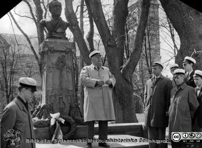 3/5 1958 Kyrkoherde emeritus H. Sjöfors (= Hr. Pidde ) talar vid Otto Lindblads staty
3/5 1958 Kyrkoherde emeritus H. Sjöfors (= Hr. Pidde ) talar till Otto Lindblads minne på 50-årsdagen av bystens avtäckning. Denna är gjord av John Börjeson. Bildkälla Akademiska Föreningens arkiv, bilderbok 54. Fotograf okänd.
Nyckelord: Lunds studentsångförening;Studentsångare;Akademisk kör;Staty;Domkyra;Lundagård