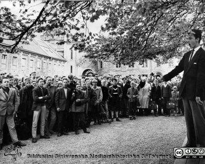 Vårsång vid Boken på Katedralskolan 14/5 1958
Gymnasisten Ingmar Rosén (son till professor ?. R.) talar för våren.
Bildkälla Akademiska Föreningens arkiv, bilderbok 54. Fotograf okänd.
Nyckelord: Katedralskolan i Lund;Våren hälsas;Våren besjunges