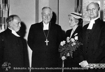 Biskopsskiftet i september-oktober 1958 
Från vänster: prosten Gunnar Forkman (Malmö) biskop Anders Nygren, biskopinnan Irmgard Nygren och biskop Nils Bolander. Bildkälla Akademiska Föreningens arkiv, bilderbok 54. Foto troligen vid en mottagning på Akademiska Föreningen. Fotograf okänd
Nyckelord: Biskopar;Präster;Lunds stift;Akademiska Föreningen i Lund