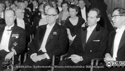 Västgöta nation i Lund inviger sitt nya studenthusannex 14/2 1959.  
Ytterligare hedersledamöter blev fr.v. landshövding Bertil Fallenius,  disp. Carl Axel Molander, prof. Sture Fronaeus och doc. Ulf Persson. Bildkälla Akademiska föreningens arkiv.
Nyckelord: Invigning;Hedersledamöter;Västgöta;Nation;Akademiska Föreningen;AF:s arkiv