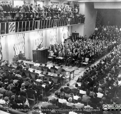 Protestmötet 9.4. 1959 under mottot "Hotet mot universiteten". 
Protestmötet 9.4. 1959  Protestmöte under mottot "Hotet mot universiteten". Stora Salen på Akademiska föreningen i Lund. Studenterna befarade att svenska staten skulle kväsa för mycket av den akademiska friheten. Det blev inte så illa som de befarade. Bildkälla AF:s arkiv
Nyckelord: Protestmöte;Akademiska föreningen;Lunds universitet