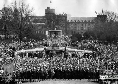 1/5 1959  Rektorsuppvaktningen i Lund
   På baksidan står det : "Lån ur AF:s arkiv d. 17 mars 1967". Uppebbarligen har lånet lämnats tillbaka.
Nyckelord: Lunds universitet;Studenkår;Rektorsuppvaktning