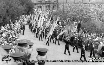 Rektorsuppvaktningen i Lund 1/5 1959.
1/5 1959  Rektorsuppvaktningen. Studennationernas fanborg tågar in på universitetsplatsen.
Nyckelord: Rektorsuppvaktning;Akademiska föreningen;Studenkår;Lund