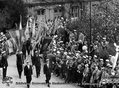 1/5 1959  Rektorsuppvaktningen i Lund
1/5 1959  Rektorsuppvaktningen. Studentnationernas fanborg tågar in på universitetsplatsen.
Nyckelord: Rektorsuppvaktning;Studentnationernas fanborg tågar in. Studentkåren. Lunds unive;Universitetsplatsen