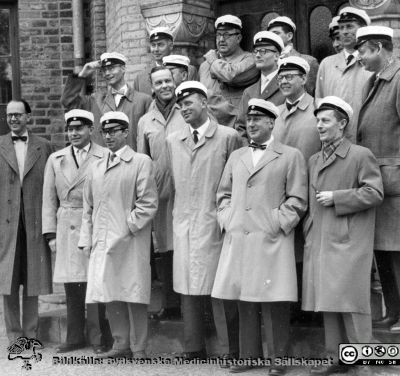 2/5 1959  25-årsjubileumsfirande kattestudenter.
2/5 1959  25-årsjubileum firades av 1934 års studenter vid Katedralskolan. Prof Karl Emil Thulin som nr 2 från höger. i andra raden nedifrån. Kanske Knut Borglin mitt i översta raden, med egen hand på höger axel.
Nyckelord: Studentjubileum;25-års;Katedralskolan i Lund