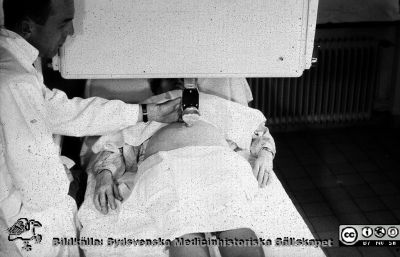 Ultraljudsundersökning på en gravid kvinna
Bertil Sundén gör en ultraljudsundersökning på en gravid kvinna.
Nyckelord: Ultraljud;Graviditet;Lund;Universitetssjukhuset;Kvinnokliniken;USiL;Lasarettet