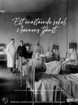 Omslagsbild, Sydsvenska pediatriska föreningen 100 år 1923-2023
Omslagsbild, Sydsvenska pediatriska föreningen 100 år 1923-2023. Ett enastående sekel i barnens tjänst : Sydsvenska pediatriska föreningen 100 år : 1923-2023. - 2023. - ISBN: 9789189228948
Seved Ribbing längst till höger vid sängen. Utsnitt från bild SMHS6247_000_01.
Nyckelord: Barnklinik;Lasarettet i Lund;Historik;Historia.