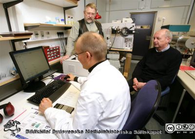 Dick Heinegård, Tore Saxne och Patrik Önnerfjordvid en masspektrometer på Biomedicinskt centrum, BMC
Dick Heinegård och Tore Saxne spårar äggviteämnen i masspektrometern på Biomedicinskt centrum, BMC, i Lund.
Vid spakarna docent Patrik Önnerfjord. Foto från Tore Saxne 151216. Foto Roger Lundholm. Publicerad i Vetenskap och Hälsa i maj 2006.
Nyckelord: Masspektrometer,Medicinsk kemi,Reumatologi,Bindväv,Laboratorium,Proteoglykaner