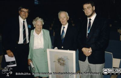 Inge Edler hyllas med Erik K. Fernströms stora nordiska pris
Från vänster professor Kjell Lindström (medicinsk teknik, ultraljudsspecialist), ögonläkaren Karin Edler, docent Inge Edler (ekokardiografins skapare), professor Nils-GunnarHolmer (medicinsk teknik, ultraljudsspecialist). Foto rimligen i samband med att Inge Edler fick Fernströmspriset 1991.
Nyckelord: Lasarettet;Lund;Universitetssjukhuset;USiL;Kardiologi;Ultraljud;Prisutdelning